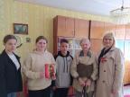 Председатель РОО "Белая Русь" школы Ильковец О.В. с учащимися поздравили Гринюк Марию Матвеевну.